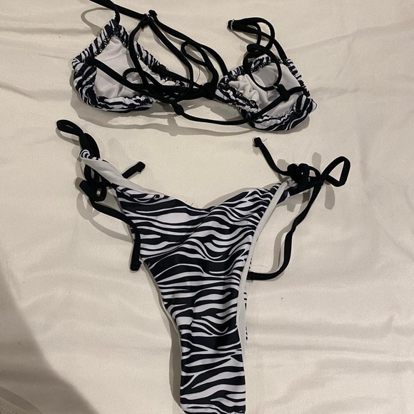 Zebra string bikini - Picture 2 of 4